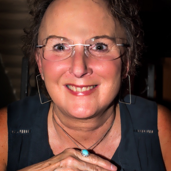 Meet your Posher, Tina - Picture 1 of 5